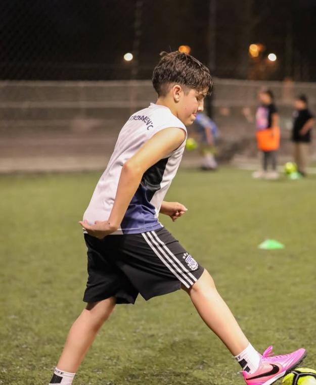 Entrenamiento nocturno de fútbol